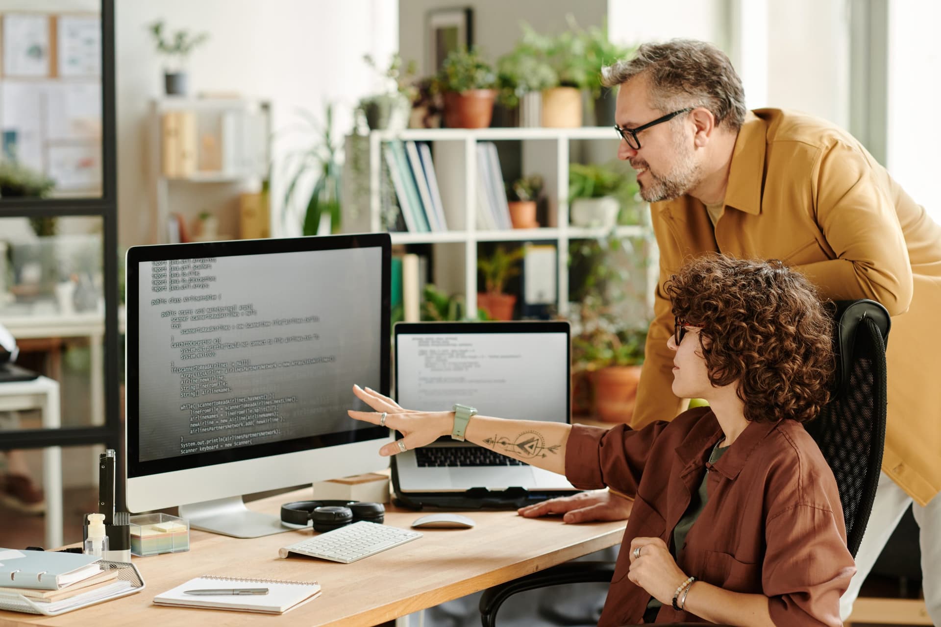 Desarrollo-Software-a-Media_Imagen-scaled.jpg