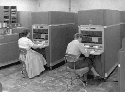 Illustration representing the early evolution of operating systems, from room-sized computers to the development of the first kernels.