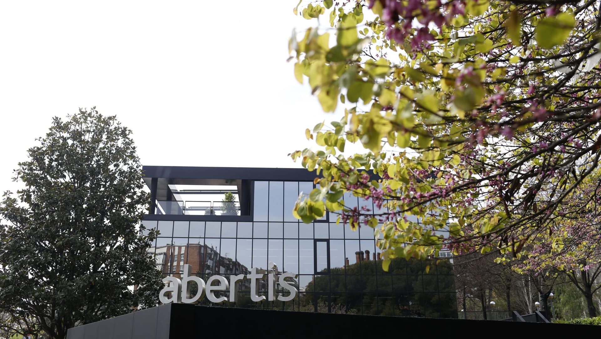 Fachada de la sede de Abertis, primer operador mundial de infraestructuras de movilidad