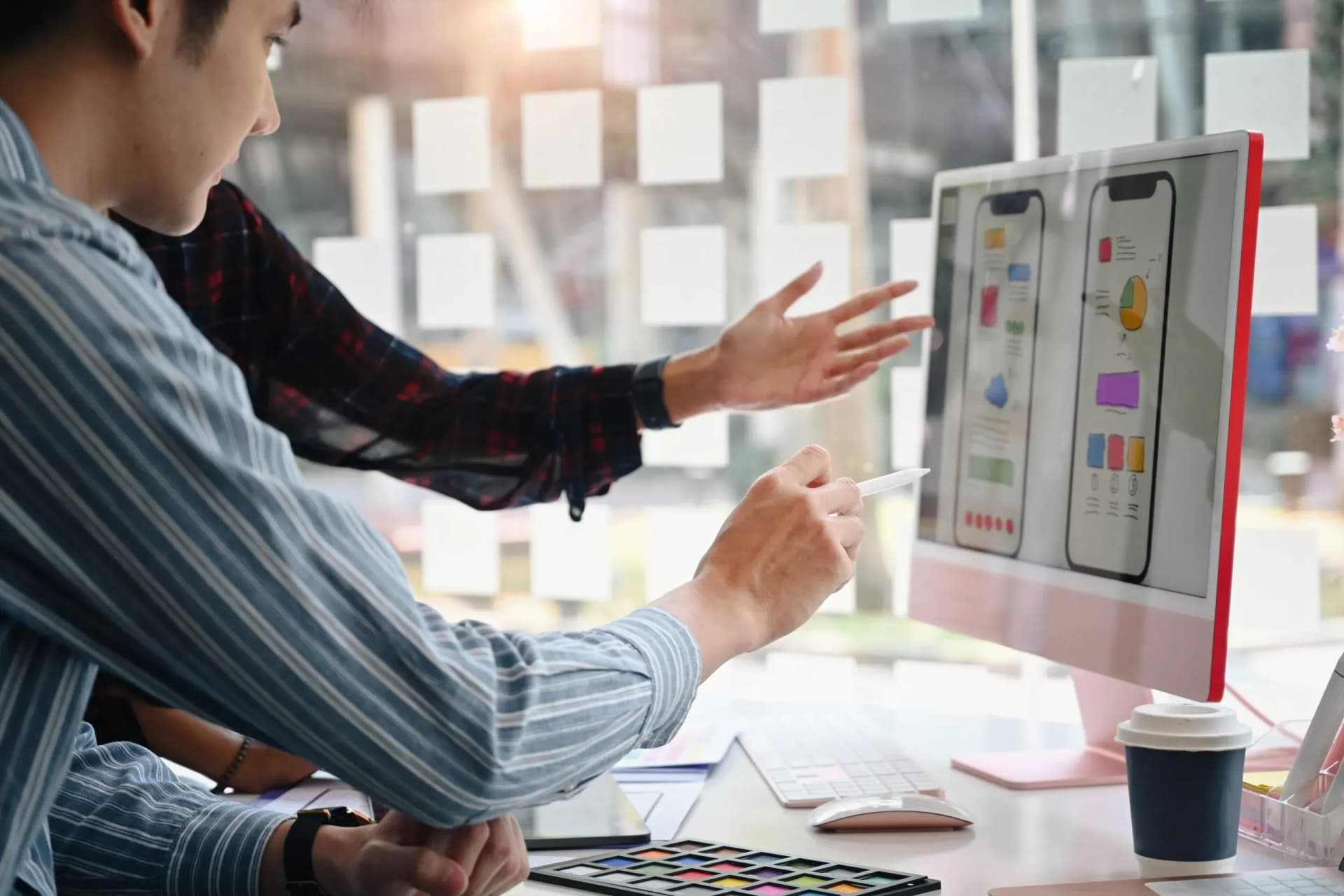 dos-desarrolladores-web-profesionales-que-trabajan-juntos-proyecto-diseno-software-aplicaciones-moviles-scaled.jpg