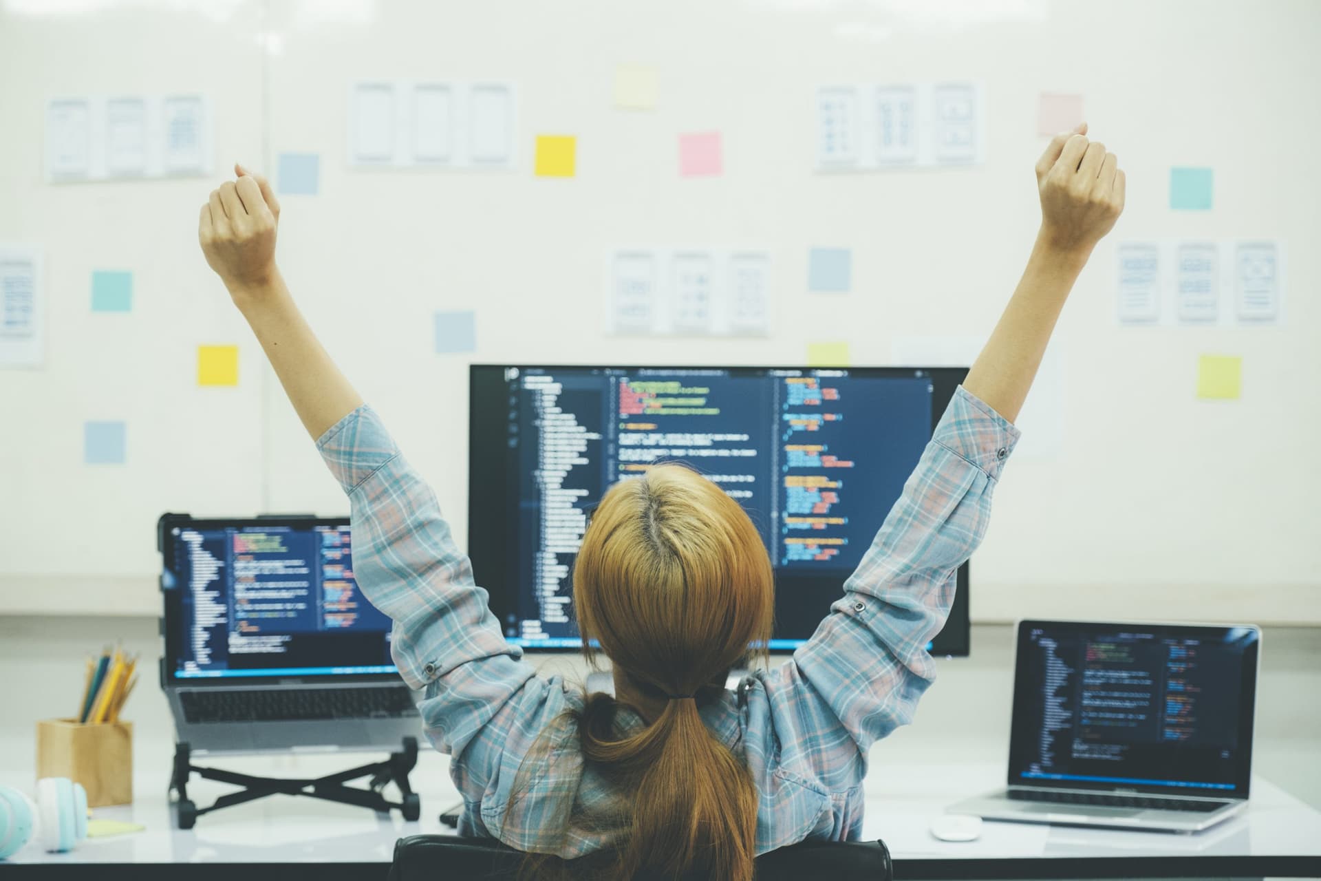 Young programmer or IT specialist satisfied with her work done_Code Coverage: Asegura la Calidad en el Testeo de Desarrollos